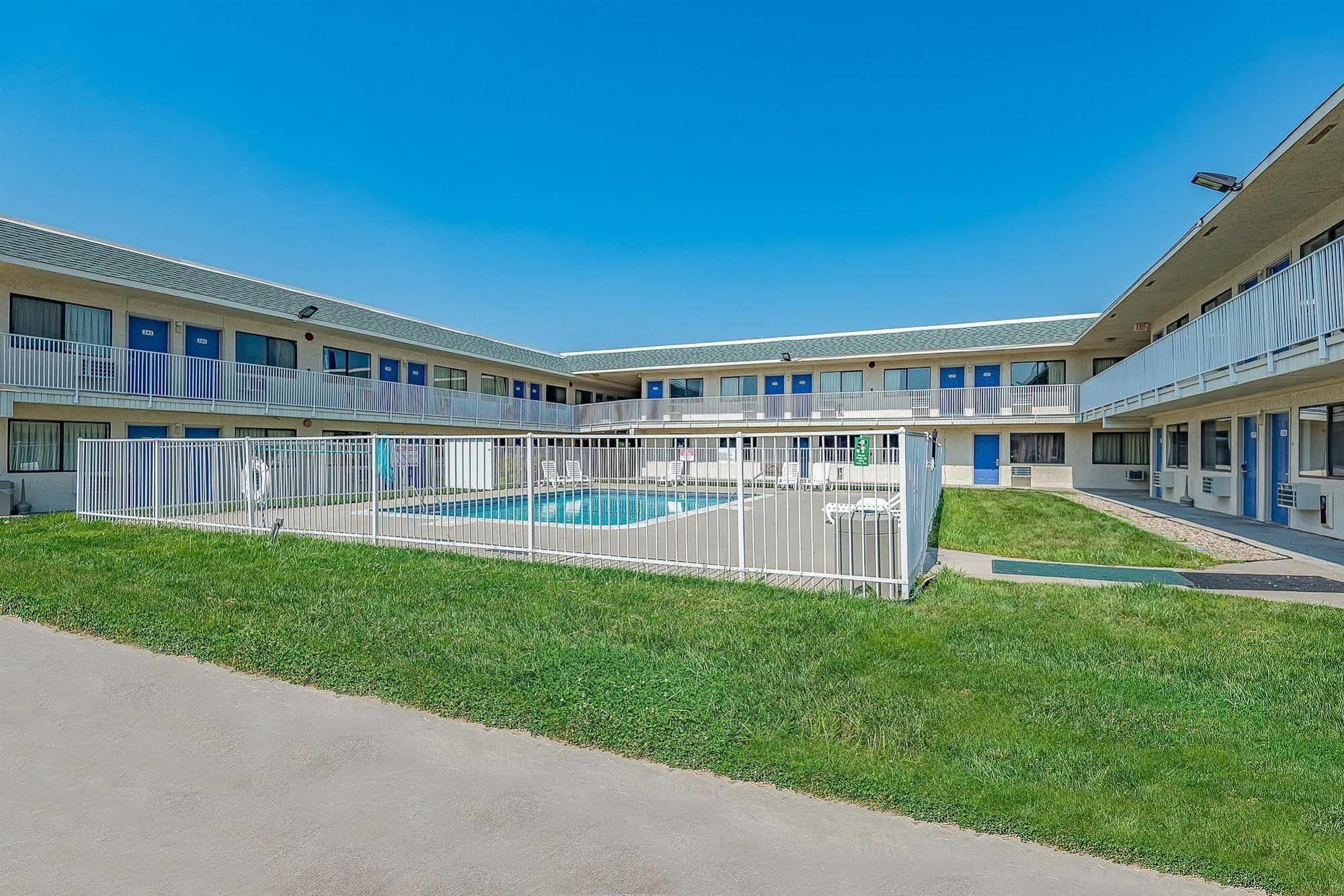 Motel 6 Kansas City, Mo - Airport المظهر الخارجي الصورة